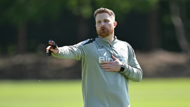 Dočasný hlavný tréner Calum McFarlane z Chelsea gestikuluje počas tréningu na Chelsea Training Ground 24. apríla 2026 v Cobhame v Anglicku