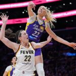 Cameron Brink blokuje Caitlin Clark vpred s jasným výbuchom