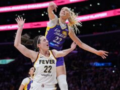 Cameron Brink blokuje Caitlin Clark vpred s jasným výbuchom Cameron Brink blokuje Caitlin Clark vpred s jasným výbuchom