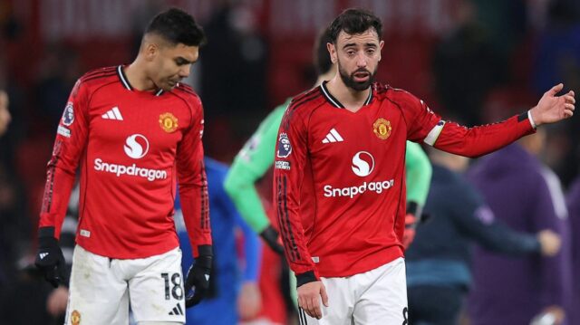 Bruno Fernandes a Casemiro sa objímajú
