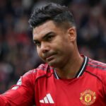 Brazílsky stredopoliar Manchestru United č. 18 Casemiro gestikuluje počas futbalového zápasu anglickej Premier League medzi Manchestrom United a Liverpoolom na Old Trafford v Manchestri v severozápadnom Anglicku 3. mája 2026. (Foto: Darren Staples / AFP cez Getty Images) / POUŽITIE OBMEDZENÉ NA REDAKCIU. Nepoužívajte s nepovoleným zvukom, videom, údajmi, súpiskami zápasov, logami klubov/ligy alebo „živými“ službami. Online použitie v zápase je obmedzené na 120 obrázkov. Ďalších 40 obrázkov môže byť použitých v predĺžení. Nie emulácia videa. Používanie sociálnych médií počas zápasu je obmedzené na 120 obrázkov. Ďalších 40 obrázkov môže byť použitých v predĺžení. Nepoužívajte v publikáciách o stávkach, hrách alebo publikáciách pre jednotlivé kluby/ligy/hráčov. /