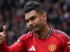 Casemiro zdieľa svoj postoj k zotrvaniu v Man Utd po tom, čo Matheus Cunha dráždil prestupový obrat Brazílsky stredopoliar Manchestru United č. 18 Casemiro gestikuluje počas futbalového zápasu anglickej Premier League medzi Manchestrom United a Liverpoolom na Old Trafford v Manchestri v severozápadnom Anglicku 3. mája 2026. (Foto: Darren Staples / AFP cez Getty Images) / POUŽITIE OBMEDZENÉ NA REDAKCIU. Nepoužívajte s nepovoleným zvukom, videom, údajmi, súpiskami zápasov, logami klubov/ligy alebo „živými“ službami. Online použitie v zápase je obmedzené na 120 obrázkov. Ďalších 40 obrázkov môže byť použitých v predĺžení. Nie emulácia videa. Používanie sociálnych médií počas zápasu je obmedzené na 120 obrázkov. Ďalších 40 obrázkov môže byť použitých v predĺžení. Nepoužívajte v publikáciách o stávkach, hrách alebo publikáciách pre jednotlivé kluby/ligy/hráčov. /