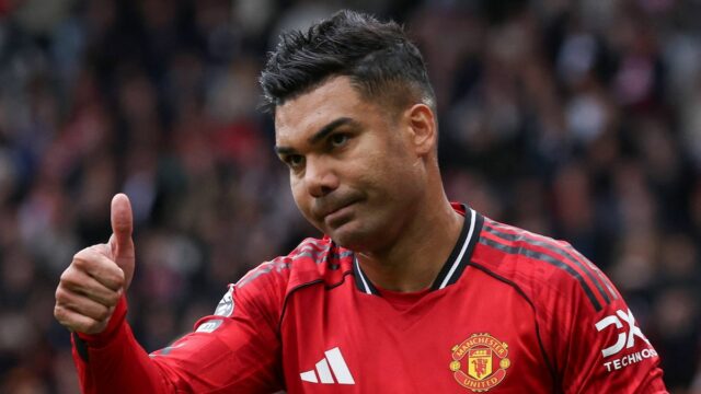 Brazílsky stredopoliar Manchestru United č. 18 Casemiro gestikuluje počas futbalového zápasu anglickej Premier League medzi Manchestrom United a Liverpoolom na Old Trafford v Manchestri v severozápadnom Anglicku 3. mája 2026. (Foto: Darren Staples / AFP cez Getty Images) / POUŽITIE OBMEDZENÉ NA REDAKCIU. Nepoužívajte s nepovoleným zvukom, videom, údajmi, súpiskami zápasov, logami klubov/ligy alebo „živými“ službami. Online použitie v zápase je obmedzené na 120 obrázkov. Ďalších 40 obrázkov môže byť použitých v predĺžení. Nie emulácia videa. Používanie sociálnych médií počas zápasu je obmedzené na 120 obrázkov. Ďalších 40 obrázkov môže byť použitých v predĺžení. Nepoužívajte v publikáciách o stávkach, hrách alebo publikáciách pre jednotlivé kluby/ligy/hráčov. / 