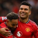 MANCHESTER, ANGLICKO - 3. MÁJ: Matheus Cunha z Manchestru Utd oslavuje víťazstvo 3:2 s Casemirom počas zápasu Premier League medzi Manchestrom United a Liverpoolom na Old Trafford 3. mája 2026 v Manchestri v Spojenom kráľovstve. (Foto: Shaun Brooks – CameraSport cez Getty Images)