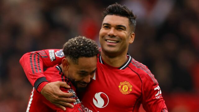 MANCHESTER, ANGLICKO - 3. MÁJ: Matheus Cunha z Manchestru Utd oslavuje víťazstvo 3:2 s Casemirom počas zápasu Premier League medzi Manchestrom United a Liverpoolom na Old Trafford 3. mája 2026 v Manchestri v Spojenom kráľovstve. (Foto: Shaun Brooks – CameraSport cez Getty Images)