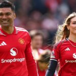 Casemiro z Manchestru United a jeho manželka Anna Mariana Casemiro počas zápasu Premier League medzi Manchestrom United a Nottingham Forest na Old Trafford