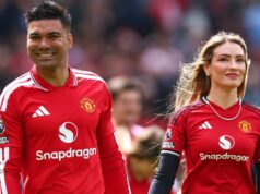Casemirova bomba WAG nenechala Man Utd na pochybách o svojich myšlienkach, keď opúšťajú Anglicko Casemiro z Manchestru United a jeho manželka Anna Mariana Casemiro počas zápasu Premier League medzi Manchestrom United a Nottingham Forest na Old Trafford