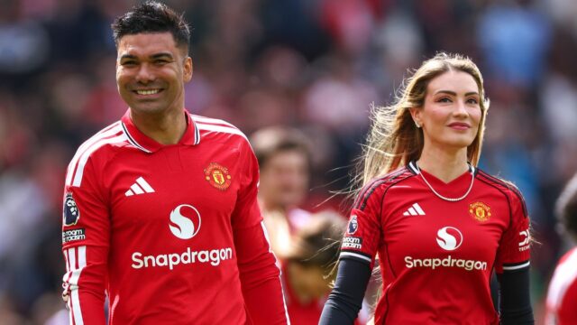 Casemiro z Manchestru United a jeho manželka Anna Mariana Casemiro počas zápasu Premier League medzi Manchestrom United a Nottingham Forest na Old Trafford