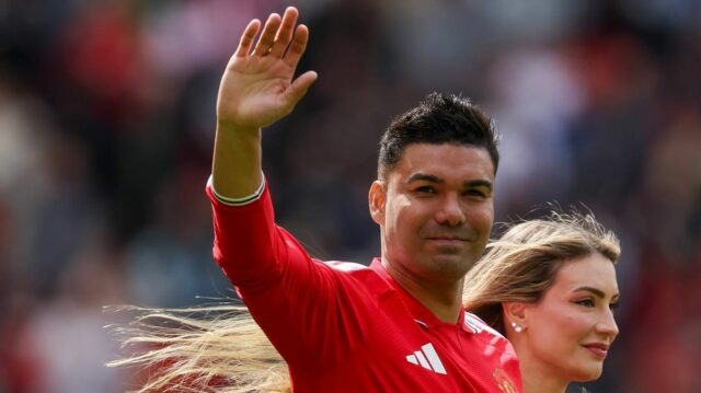 Casemirova kariéra v Man Utd sa skončila, keďže Michael Carrick Casemiro sa v nedeľu rozlúčil na Old Trafford za Manchester United