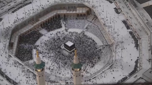Časozber ukazuje pútnikov hadždž predvádzajúcich Tawaf v Mekke | Náboženstvo
