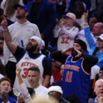 Fanúšikovia New York Knicks v zápase play-off Philadelphia NBA 3 proti 76ers
