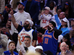 Celebrity a neslávni fanúšikovia Knicks sa tešia z víťazstva v hre 3 vo Philly Fanúšikovia New York Knicks v zápase play-off Philadelphia NBA 3 proti 76ers