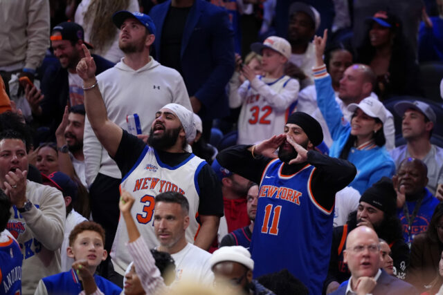 Fanúšikovia New York Knicks v zápase play-off Philadelphia NBA 3 proti 76ers