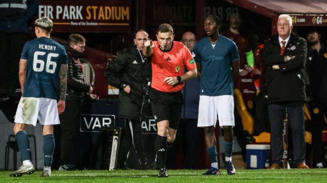 Celtic dostal neskorý trest určujúci titul po tom, čo Sam Nicholson z tímu Motherwell dostal trest za hádzanú