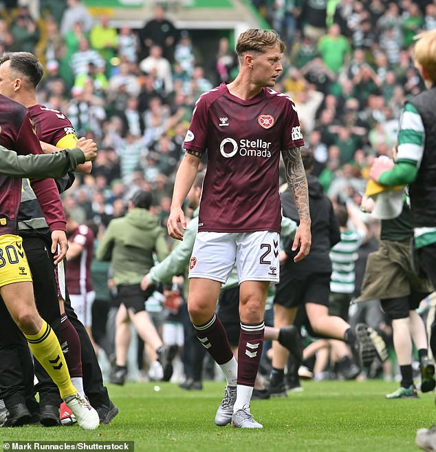 Celtic sa ospravedlňuje Hearts po chaose v súvislosti s inváziou Celtic sa ospravedlnil hráčom a personálu Hearts za vývoj udalostí v sobotu