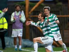Celtic skóroval víťazom posledného dychu a pripravil posledný deň škótskeho súboja o titul so Hearts Benjamin Nygren z Celticu oslavuje
