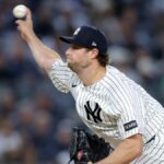 22. mája 2026; Bronx, New York, USA; Nadhadzovač Gerrit Cole (45) z New York Yankees hrá proti Tampe Bay Rays počas piatej smeny na Yankee Stadium. Povinný kredit: Brad Penner-Imagn Images