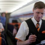Letuška EasyJet obsluhuje cestujúcich počas letu z letiska London Southend na letisko El Prat v Barcelone, Španielsko, v pondelok 26. marca 2012. EasyJet Plc, druhá najväčšia európska zľavnená letecká spoločnosť, plánuje od budúceho mesiaca ponúkať cestujúcim pridelené miesta na sedenie v skúšobnej prevádzke, ktorá dopravcu posunie ďalej od jeho jednoduchého dedičstva.