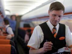Cestujúci easyJet sa pýta palubného personálu na výsledok Man City vo vzduchu a odpoveď je epická Letuška EasyJet obsluhuje cestujúcich počas letu z letiska London Southend na letisko El Prat v Barcelone, Španielsko, v pondelok 26. marca 2012. EasyJet Plc, druhá najväčšia európska zľavnená letecká spoločnosť, plánuje od budúceho mesiaca ponúkať cestujúcim pridelené miesta na sedenie v skúšobnej prevádzke, ktorá dopravcu posunie ďalej od jeho jednoduchého dedičstva.