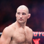 CHICAGO, ILLINOIS – 16. augusta: Joe Rogan sa rozpráva s Khamzatom Chimaevom zo Spojených arabských emirátov po víťazstve v zápase o titul v strednej váhe v UFC 319 v United Center 16. augusta 2025 v Chicagu, Illinois. (Foto: Geoff Stellfox/Getty Images)