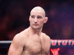 Chael Sonnen: Sean Strickland je „poslednou nádejou“ UFC z toho, že „musí sledovať (Khamzat) Chimaeva“ s opaskom CHICAGO, ILLINOIS – 16. augusta: Joe Rogan sa rozpráva s Khamzatom Chimaevom zo Spojených arabských emirátov po víťazstve v zápase o titul v strednej váhe v UFC 319 v United Center 16. augusta 2025 v Chicagu, Illinois. (Foto: Geoff Stellfox/Getty Images)