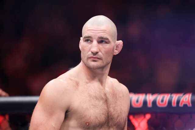 CHICAGO, ILLINOIS – 16. augusta: Joe Rogan sa rozpráva s Khamzatom Chimaevom zo Spojených arabských emirátov po víťazstve v zápase o titul v strednej váhe v UFC 319 v United Center 16. augusta 2025 v Chicagu, Illinois. (Foto: Geoff Stellfox/Getty Images)