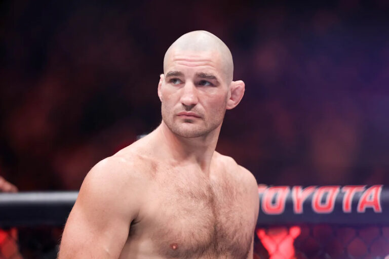 Chael Sonnen: Sean Strickland je „poslednou nádejou“ UFC z toho, že „musí sledovať (Khamzat) Chimaeva“ s opaskom