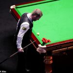 Crucible zažil v piatok chaos, keď sa Wu Yize a Mark Allen dostali do zdĺhavej patovej situácie, ktorá bola spôsobená najdlhším rámcom v histórii majstrovstiev sveta v snookeri.