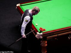 Chaos at the Crucible: Fraška ako bizarná patová situácia spôsobuje NAJDLHŠIE KAŽDÉ kádre majstrovstiev sveta, pretože hviezda, ktorá mala veľký náskok, je nahnevaná a experti BBC zúria v „trápnych“ scénach Crucible zažil v piatok chaos, keď sa Wu Yize a Mark Allen dostali do zdĺhavej patovej situácie, ktorá bola spôsobená najdlhším rámcom v histórii majstrovstiev sveta v snookeri.