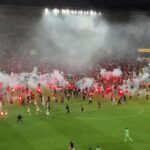 Futbalový zápas v Prahe sa v sobotu večer prepadol do chaosu