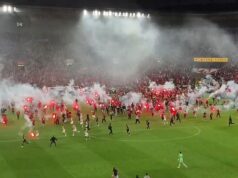 Chaos in Prague: Futbaloví násilníci vtrhli na ihrisko a „zaútočili na súperového brankára“ v šokujúcich scénach – napriek tomu, že ich tímu delili len TRI minúty od zisku titulu – keď je zápas odvolaný Futbalový zápas v Prahe sa v sobotu večer prepadol do chaosu