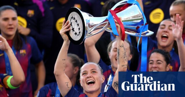 *** BESTPIX *** FC Barcelona vs. OL Lyonnes – finále Ligy majstrov žien UEFA 2026OSLO, NÓRSKO – 23. MÁJ: Claudia Pina z FC Barcelona zdvihla nad hlavu trofej UEFA Women's League Champions League po víťazstve tímu počas finále UEFA Women's League Champions League 2026, májový zápas FC FC Barcelona 2026 na Ulal Lyon 23. 2026 v nórskom Osle. (Foto: Maja Hitij/Getty Images) *** BESTPIX ***