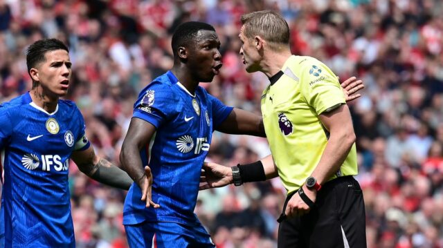 Chelsea nebola spokojná s tým, že jej rozhodca Craig Pawson zamietol priamy kop