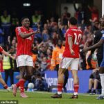 Taiwo Awoniyi (vľavo) skóroval dvakrát za Nottingham Forest, keď v pondelok zdolali Chelsea 3:1