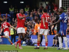 Chelsea bola v tejto hrozivej porážke 3:1 taká žalostná, že by ju porazil aj štvrtý tím Nottingham Forest – ich majitelia by sa mali hanbiť za to, čo urobili kedysi hrdému klubu, píše OLIVER HOLT Taiwo Awoniyi (vľavo) skóroval dvakrát za Nottingham Forest, keď v pondelok zdolali Chelsea 3:1