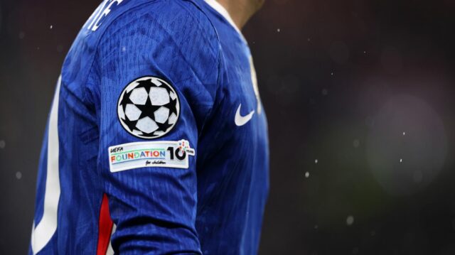 Detailný pohľad na logo UCL na rukáve hráča počas zápasu MD3 fázy Ligy majstrov UEFA 2025/26 medzi Chelsea FC a AFC Ajax na Stamford Bridge 22. októbra 2025 v Londýne, Anglicko