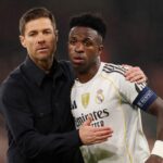 Xabi Alonso, hlavný tréner Realu Madrid, utešuje Viniciusa Juniora z Realu Madrid po porážke tímu v zápase MD4 fázy Ligy majstrov UEFA 2025/26 medzi Liverpool FC a Real Madrid CF na Anfielde 4. novembra 2025 v Liverpoole v Anglicku