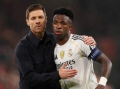 Chelsea má dva týždne na to, aby dokončila prestupovú misiu v hodnote 278 miliónov libier, pretože Xabi Alonso získal 11 hviezd Xabi Alonso, hlavný tréner Realu Madrid, utešuje Viniciusa Juniora z Realu Madrid po porážke tímu v zápase MD4 fázy Ligy majstrov UEFA 2025/26 medzi Liverpool FC a Real Madrid CF na Anfielde 4. novembra 2025 v Liverpoole v Anglicku