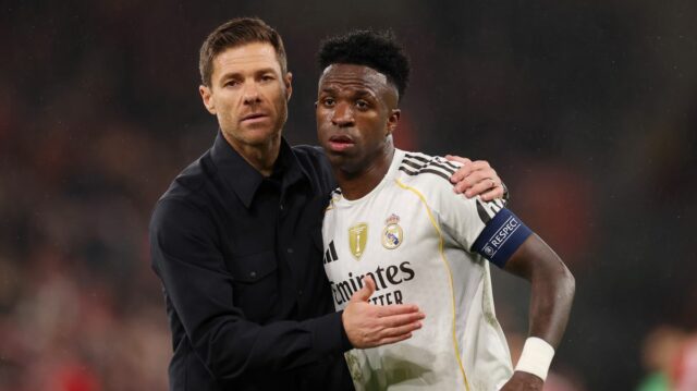 Xabi Alonso, hlavný tréner Realu Madrid, utešuje Viniciusa Juniora z Realu Madrid po porážke tímu v zápase MD4 fázy Ligy majstrov UEFA 2025/26 medzi Liverpool FC a Real Madrid CF na Anfielde 4. novembra 2025 v Liverpoole v Anglicku