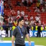 Mikel Arteta prechádza okolo trofeje Ligy majstrov