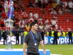 Chelsea má za cieľ 15-slovný výkop na Arsenal bezprostredne po finálovej prehre Ligy majstrov s PSG Mikel Arteta prechádza okolo trofeje Ligy majstrov