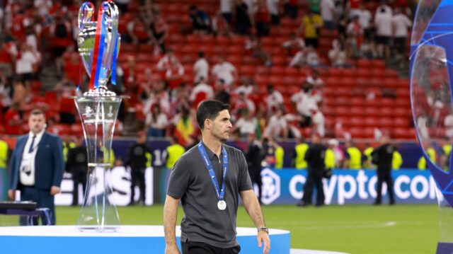 Mikel Arteta prechádza okolo trofeje Ligy majstrov 