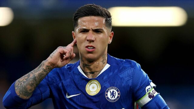 LONDÝN, ANGLICKO - 19. mája: Enzo Fernandez z Chelsea oslavuje strelenie prvého gólu svojho tímu počas zápasu Premier League medzi Chelsea a Tottenhamom Hotspur na Stamford Bridge 19. mája 2026 v Londýne v Anglicku. (Foto Chris Lee - Chelsea FC/Chelsea FC cez Getty Images)