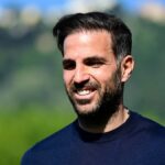 Cesc Fabregas pred futbalovým zápasom Serie A medzi Como 1907 a SSC Neapol.