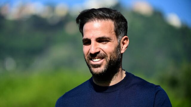 Cesc Fabregas pred futbalovým zápasom Serie A medzi Como 1907 a SSC Neapol.