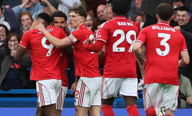 Chelsea sa posmievala skandovaním „Tottenham v prestrojení“, keď sa Nottingham Forest rozpútal na Stamford Bridge
