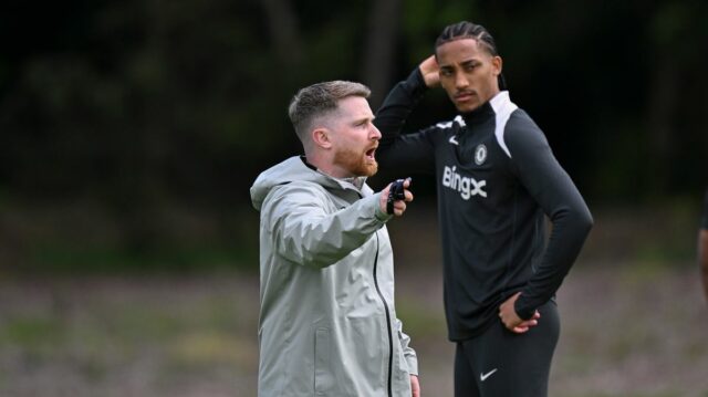 Dočasný hlavný tréner Calum McFarlane z Chelsea počas tréningu na Chelsea Training Ground 14. mája 2026 v Cobhame v Anglicku
