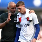 Cole Palmer sa rozpráva s hlavným trénerom talianskej Chelsea Enzom Marescom po predsezónnom priateľskom futbalovom zápase medzi Chelsea a AC Miláno na Stamford Bridge.