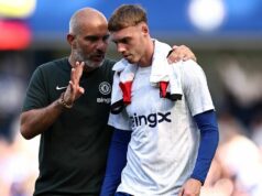 Chelsea vie, kde stojí Cole Palmer, keď sa Enzo Maresca pripravuje na nástup do Man City Cole Palmer sa rozpráva s hlavným trénerom talianskej Chelsea Enzom Marescom po predsezónnom priateľskom futbalovom zápase medzi Chelsea a AC Miláno na Stamford Bridge.