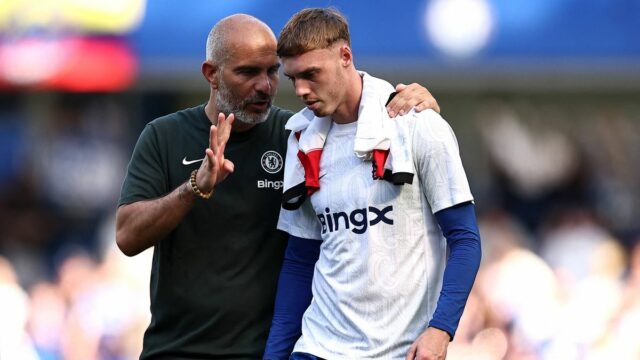 Cole Palmer sa rozpráva s hlavným trénerom talianskej Chelsea Enzom Marescom po predsezónnom priateľskom futbalovom zápase medzi Chelsea a AC Miláno na Stamford Bridge.